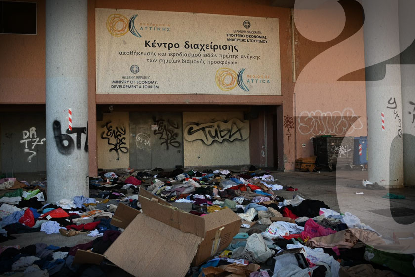 Η βοήθειά μας στα σκουπίδια: Αδιανόητες οι εικόνες έξω από το αφύλακτο κέντρο διαλογής της Περιφέρειας