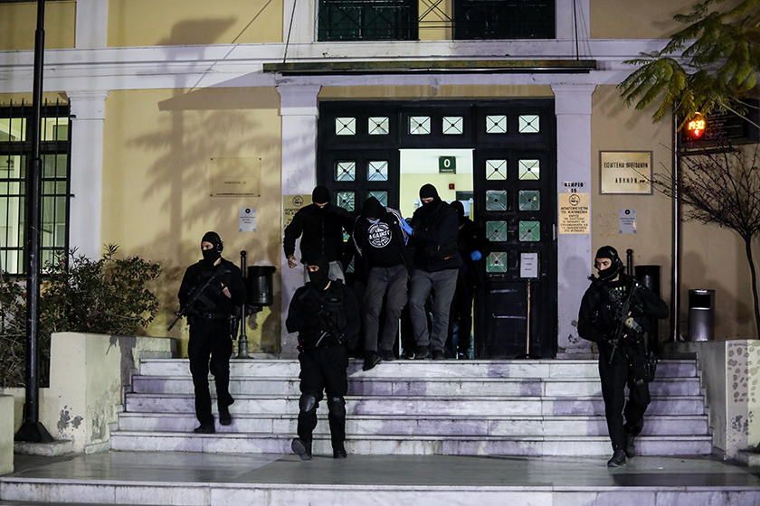 Ένα από τα κυκλώματα διαφθοράς της Ελληνικής Αστυνομίας παραπέμπεται σε δίκη με μόλις 19 από τους 30 υπόπτους