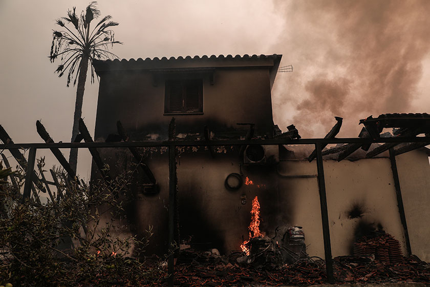 Καταγγελίες: Καταγράφουν κατεστραμμένα από τη φωτιά σπίτια ως μερικώς κατοικήσιμα για να μειωθεί η αποζημίωση (video)