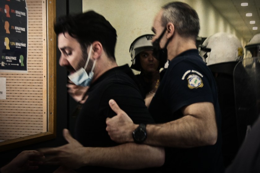 Ζακ Κωστόπουλος: Ντροπή - Αστυνομικοί έσπρωξαν την Μάγδα Φύσσα και τη δικηγόρο της οικογένειας (video)