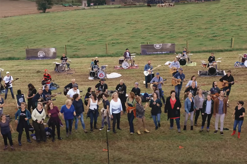 200 Βέλγοι μουσικοί παίζουν για τον Bruce Springsteen (video)