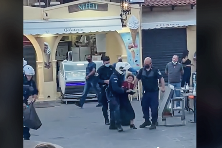 Σάλος με αστυνομικούς να συλλαμβάνουν βιαίως γυναίκα που τραγουδούσε σε δρόμο της Ρόδου - Χειροκροτούσαν ειρωνικά οι πολίτες (video)