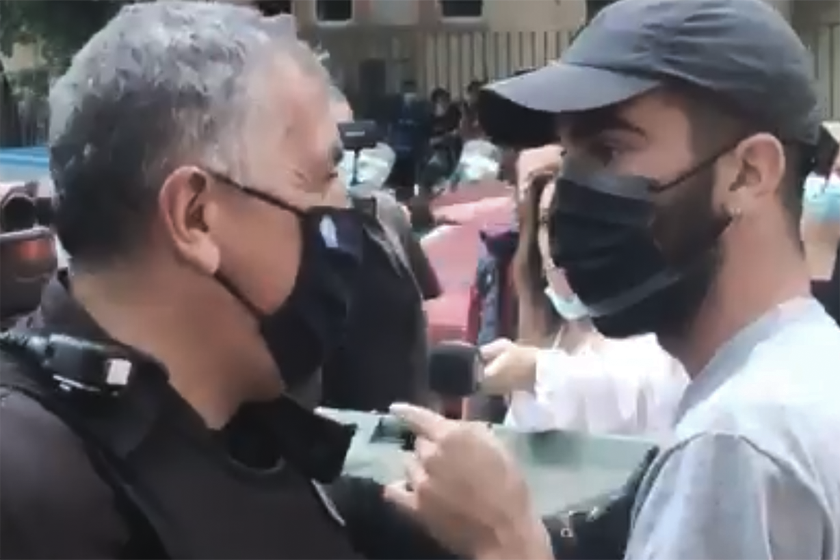 Αστυνομικός έπιασε από τον λαιμό δημοσιογράφο και ο υπεύθυνος αξιωματικός τον αποκάλεσε μαλ@κα (video)