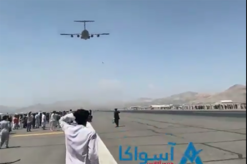 Αφγανιστάν: Σοκαριστικά βίντεο με ανθρώπους που φαίνεται να πέφτουν από αεροπλάνο (video - σκληρές εικόνες)
