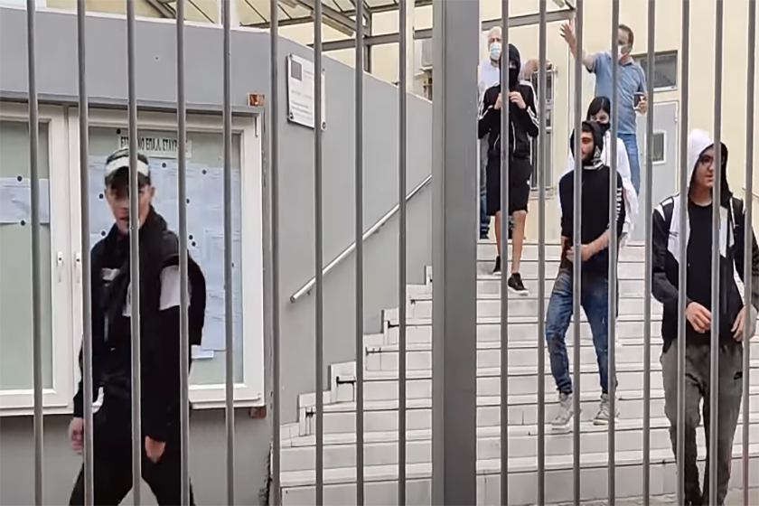 Εξωσχολικοί εθνικιστές φυγαδεύονται από τα κάγκελα υπό την ανοχή της αστυνομίας (video)