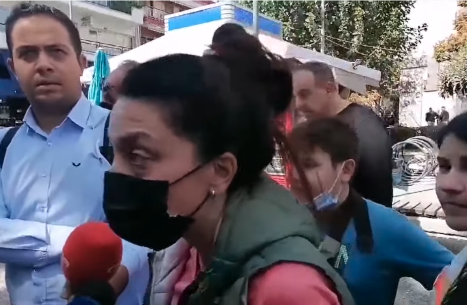 Φασιστική επίθεση στη Θεσσαλονίκη: Μάρτυρας μιλάει για ευθύνες της κυβέρνησης και οι δημοσιογράφοι την διακόπτουν (video)