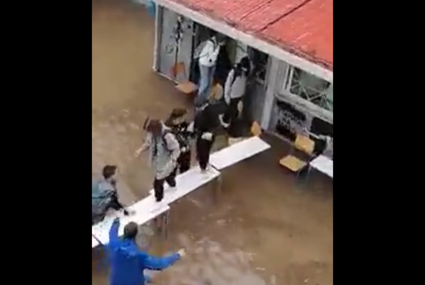 Εικόνες ντροπής στη Ν. Φιλαδέλφεια: Μαθητές απεγκλωβίζονται με θρανία σε πλημμυρισμένο σχολείο (video)