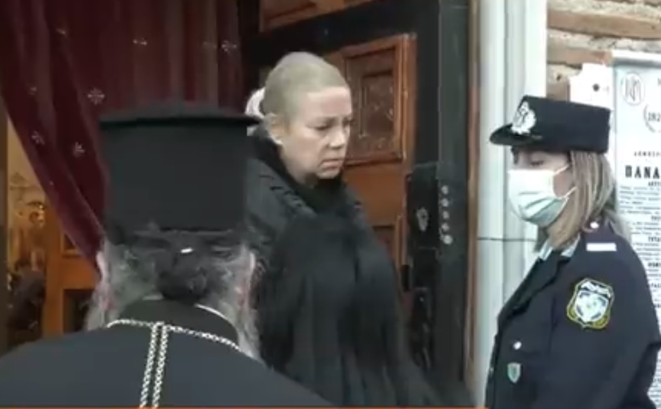 Ιερέας στον Άγιο Δημήτριο παρακάμπτει τον αστυνομικό έλεγχο και βάζει δύο άτομα χωρίς μάσκα στο ναό (video)
