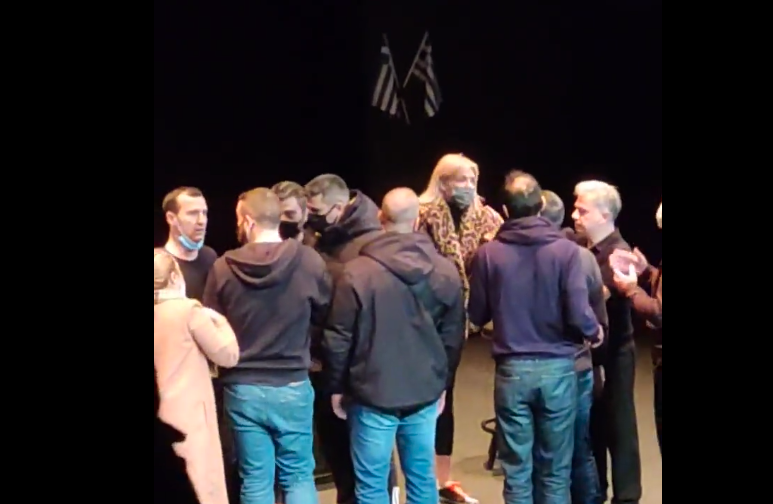 Ζαραλικος: «Μπράβοι εισέβαλαν στο θέατρο για να σταματήσουν την παράσταση» (video)