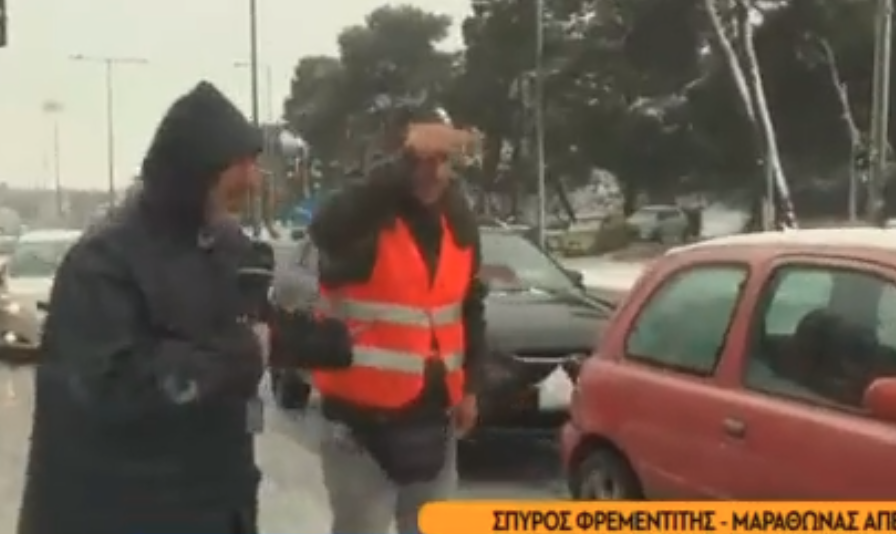Η ΕΛ.ΑΣ. έβαλε διανομέα να κάνει τον τροχονόμο στη Λεωφόρο Μαραθώνος (video) 