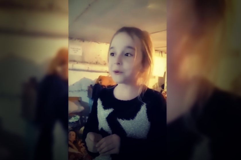 Ουκρανία: Η συγκλονιστική στιγμή που ένα μικρό κοριτσάκι τραγουδάει σε καταφύγιο (video)