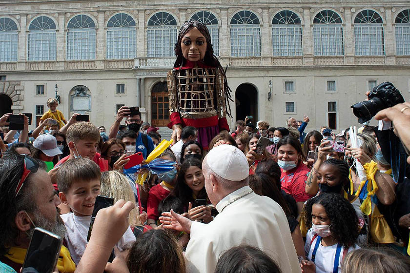 Ο Πάπας Φραγκίσκος υποδέχθηκε την Αμάλ στο Βατικανό (video - εικόνες)
