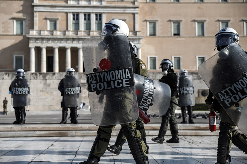 Σοκάρει η έκθεση της Διεθνούς Αμνηστίας για τη παράνομη χρήση κρατικής βίας «την εποχή COVID-19» στην Ελλάδα