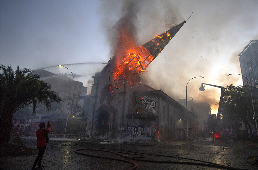 Ο Καναδάς αντιμέτωπος με την Ιστορία: Γιατί καίγονται καθολικές εκκλησίες σε όλη τη χώρα; 