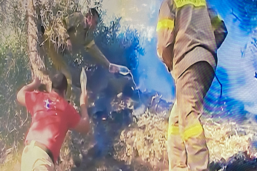 Αβοήθητοι: Πυροσβέστες προσπαθούν να σβήσουν φωτιά με εμφιαλωμένο νερό (video)