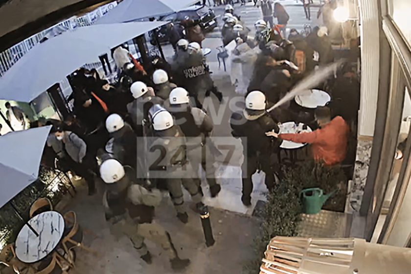 Βίντεο - ντοκουμέντο με την επίθεση των ΜΑΤ εναντίον πολιτών και 5χρονου σε καφετέρια στο Γαλάτσι (video)