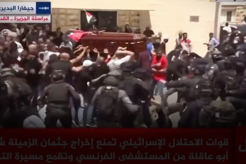 Φρική: Ισραηλινές δυνάμεις επιτέθηκαν στην πομπή που μετέφερε το φέρετρο της νεκρής δημοσιογράφου (video)