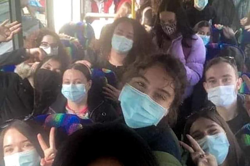 Κομοτηνη: Σοκάρει φωτογραφία συνωστισμού φοιτητών σε λεωφορείο (εικόνα)