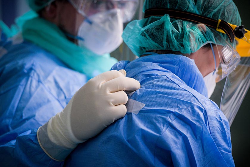 Νοσοκομειακοί γιατροι: «Ζητάμε τη θνητότητα των διασωληνωμένων εντός και εκτός ΜΕΘ και δεν μας τη δίνουν»