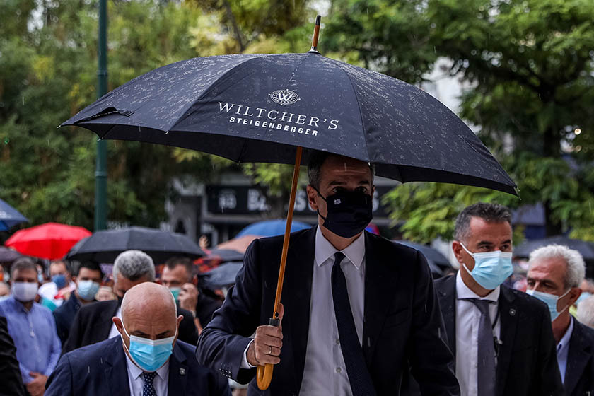 Το ξενοδοχείο έψαχνε την ομπρέλα που κρατούσε ο Μητσοτάκης στην Μητρόπολη