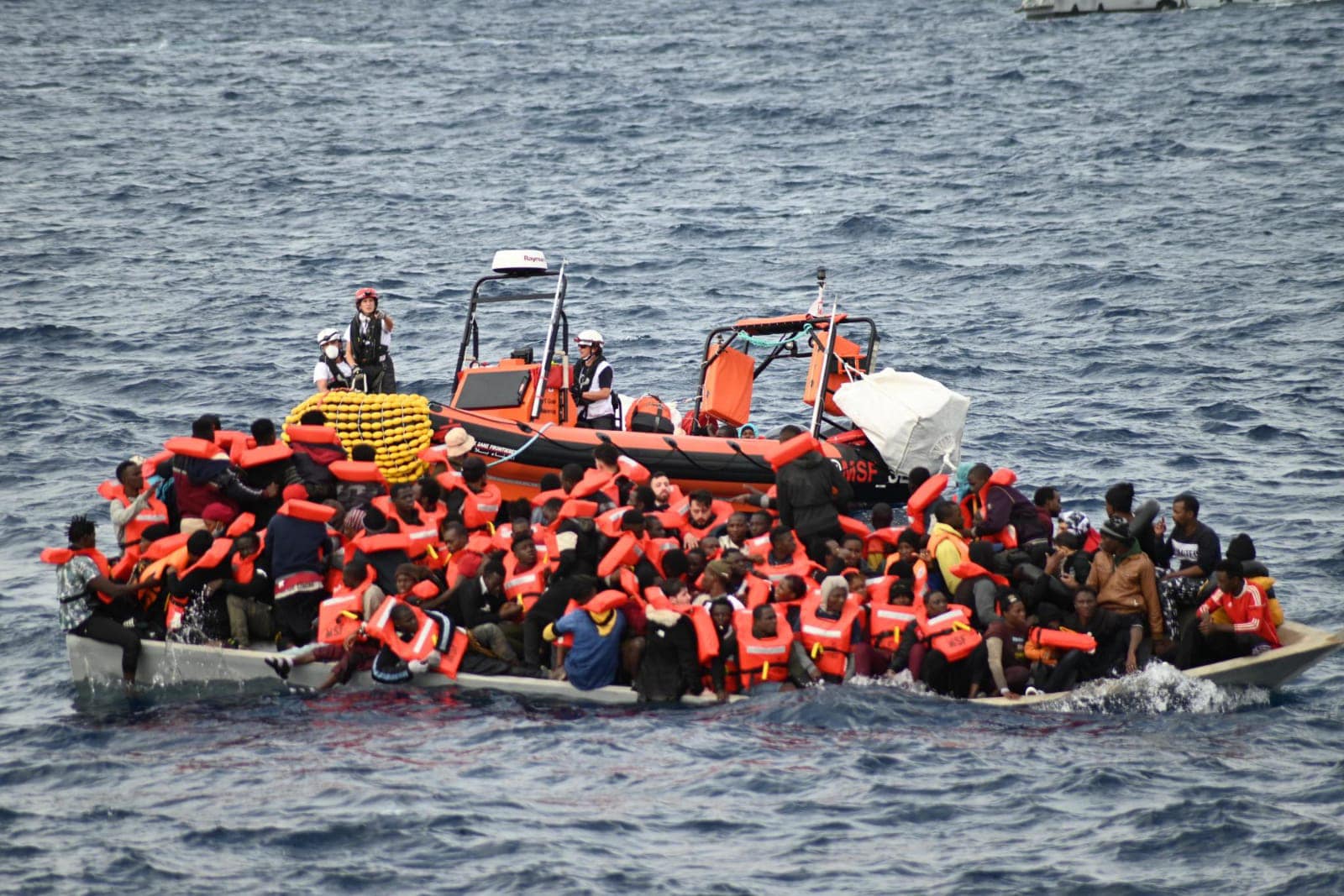 Πολύνεκρο ναυάγιο στην κεντρική Μεσόγειο - Απειλές θανάτου σε διασώστες