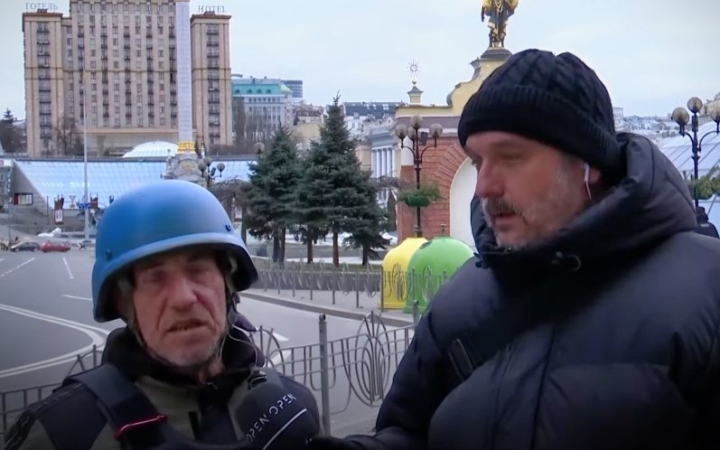Ουκρανοί πολιτοφύλακες σημάδεψαν με όπλο τον εικονολήπτη του Open (video)