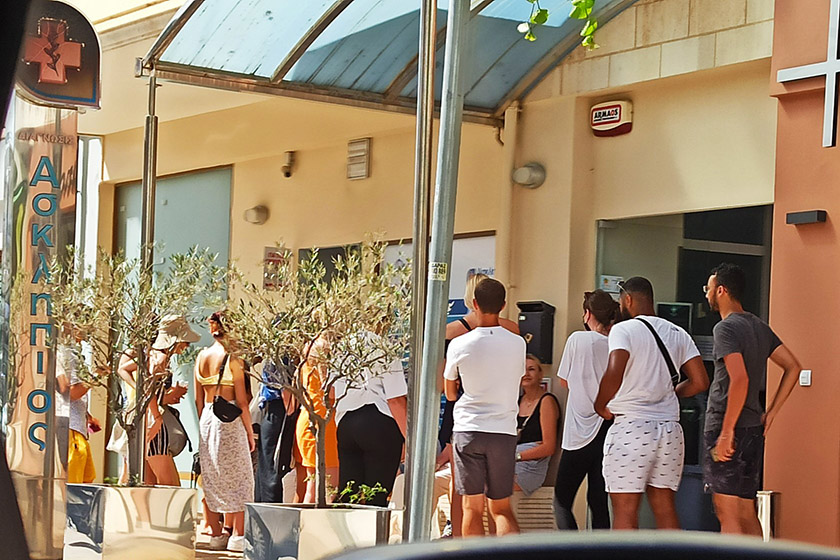 Μετάλλαξη ΔΕΛΤΑ: Ουρές από τουρίστες έξω από διαγνωστικά κέντρα στο Ηράκλειο (εικόνα)