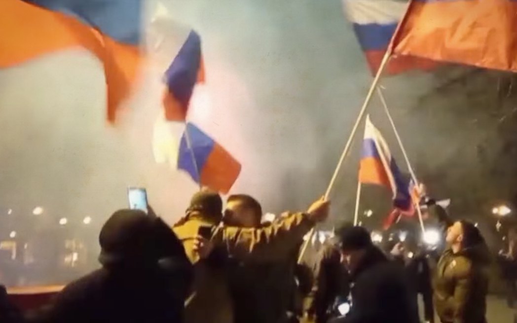 Ουκρανία: Κάτοικοι σε Ντόνετσκ και Λουγκάνσκ πανηγυρίζουν την ανεξαρτησία τους (video)